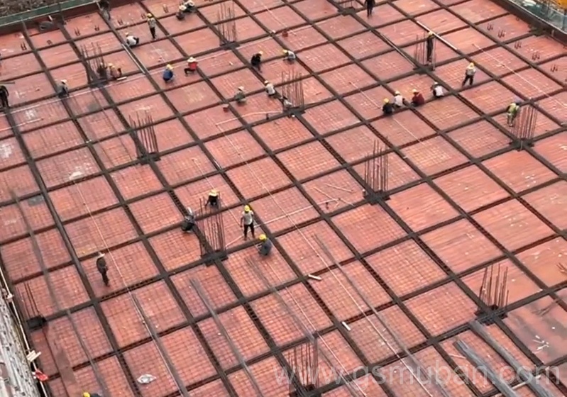 一張建筑紅模板樣品，促成合作案例